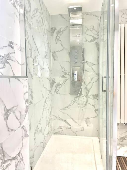 Stunning 1 Bedroom And Double Sofa Bed Near Train Station サウサンプトン エクステリア 写真